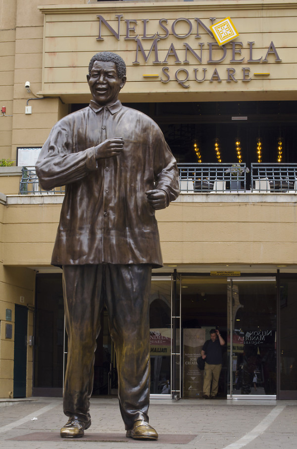 Ultima vizita va fi la Piata Nelson Mandela. Transfer la hotel si timp liber la dispozitie.