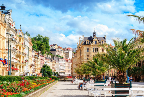 Excursia continua spre Karlovy Vary (Carlsbad) una dintre cele mai cunoscute statiuni balneoclimaterice unde vom putea admira  deosebita arhitectura de spa  din Sec al XIX-lea, renumitele colonade pentru cele 12 izvoare termale