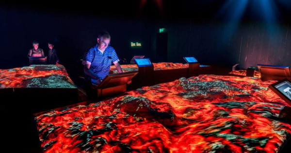 O prima vizita o vom face la Lava Center in Hvolsvollur – expozitie interactiva, de inalta tehnologie, care ilustreaza activitatea colosalelor si complexelor forte ale naturii care au dat forma Pamantului