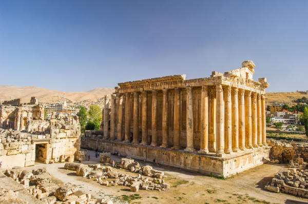 La 85 km de Beirut vom vizita Baalbeck, oras fenician ce a cunoscut gloria in timpul Imperiului Roman atunci cand s-a numit Heliopolis. Ruinele acestuia sunt inscrise in patrimoniul mondial UNESCO.