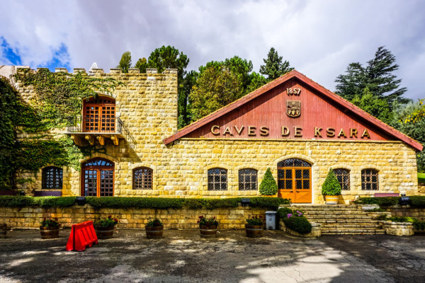 Cum valea Beqaa este cea mai cunoscuta regiune viticola a acestei tari care produce vin din cele mai vechi timpuri, in continuare vom vizita cramele de la Ksara unde vom face o degustare de vinuri. 
