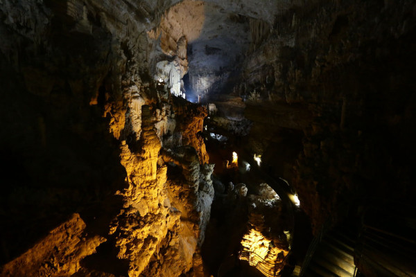 Plimbare in aceste galerii pe aproximativ 700 de metri pentru a admira labirintul de stalactite si stalagmite.