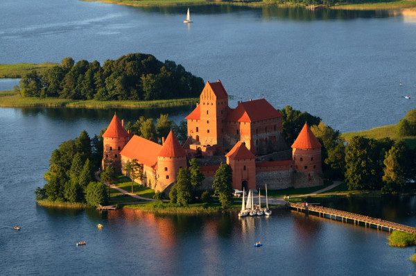 Dupa-amiaza timp liber la dispozitie in Vilnius sau, optional, excursie la Trakai unde vom vizita splendidul castel de caramida rosie (astazi muzeu de istorie) situat pe o insula de pe lacul Galve.