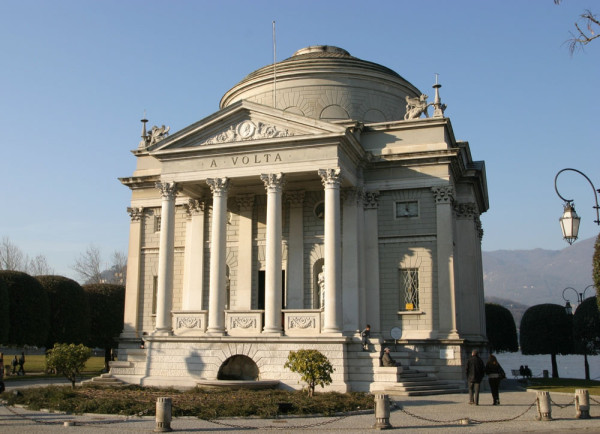 Lombardia Como monument Alessandro Volta inventatorul bateriei