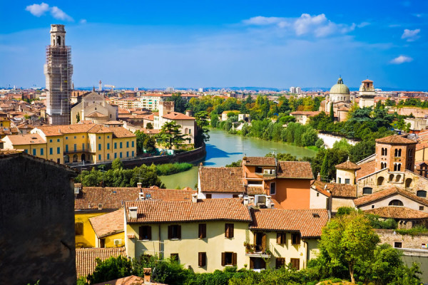 Vom putea admira in Verona: Palazzo Capuleti, Amfiteatrul Roman, Domul, Basilica San Zeno Maggiore (protectorul orasului).