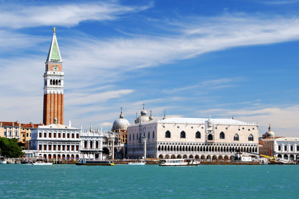 Excursia continua spre Venetia - Orasul Apelor unde veti putea admira: Piata San Marco cu Basilica San Marco, Palatul Dogilor si Podul Rialto.