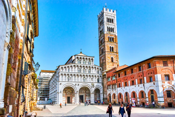 Continuam spre Lucca, orasul lui Puccini. Aici vom intalni una din cele mai renumite piețe toscane