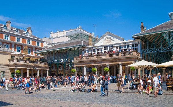 Puteti continua cu Covent Garden–locul unde turistii sunt atrasi ca un magnet in fosta hala de legume si fructe din Londra