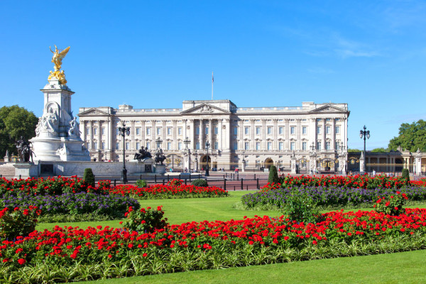Va prezentam Londra intr-un tur pietonal. Incepem turul cu Palatul Buckingham cea mai cunoscuta resedinta din Londra, resedinta Reginei.