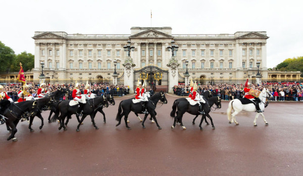 Continuam vizitele pietonale impreuna cu insotitorul de grup: Palatul Buckingham cea mai cunoscuta resedinta din Londra, resedinta Reginei.