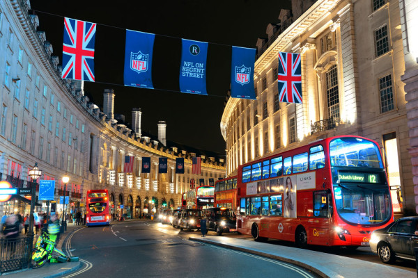 Trecand din Leicester Square spre Piccadilly Circus avem acces la cele mai apreciate si renumite artere comerciale ale Londrei–Regent Street si Oxford Street.