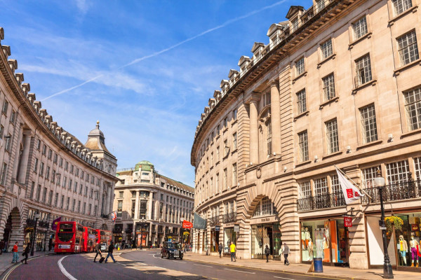 Trecand din Leicester Square spre Piccadilly Circus avem acces la cele mai apreciate si renumite artere comerciale ale Londrei – Regent Street si Oxford Street.