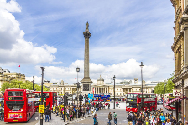 Puteti incepe cu Piata Trafalgar, locul preferat de intalnire al londonezilor, dar si al turistilor.