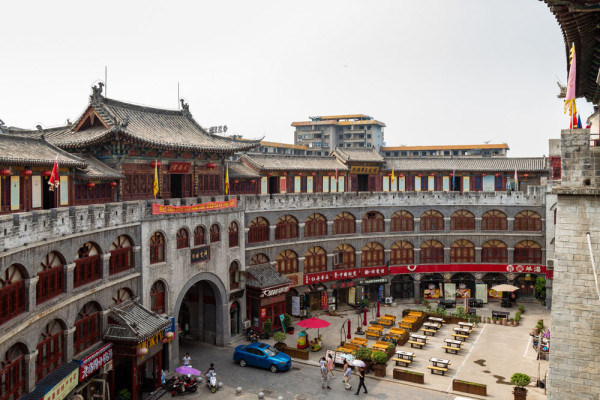 Luoyang este un oras intemeiat in secolul al 12-lea i.Hr. unde, pe parcursul a celor peste 1.500 de ani, 13 dinastii din istoria Chinei si-au construit aici capitala.
