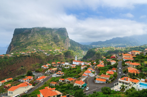 Vizita continua cu partea de coasta Faial, dominata de magnificul afloriment de roci care se ridica impresionant din mare, numit Penha de Aguia.