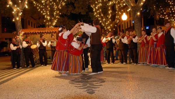 Seara, optional Seara Traditionala Espetada cu program folcloric. Sunteti invitati la un traditional restaurant madeiran, unde veti descoperi nu numai mancarea traditionala, ci si ospitalitatea calduroasa specifica locuitorilor.