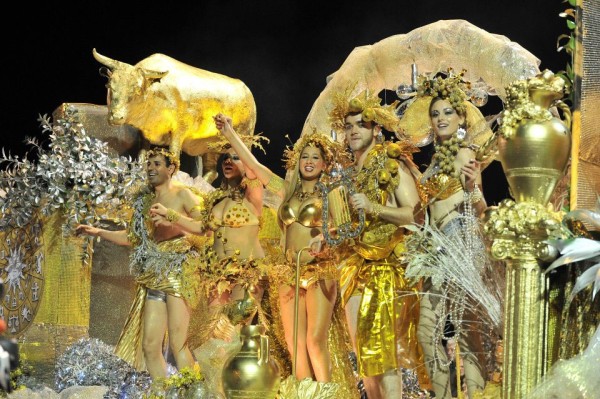 Seara participare impreuna cu insotitorul de grup la parada principala a Carnavalului–Parada Carelor Alegorice