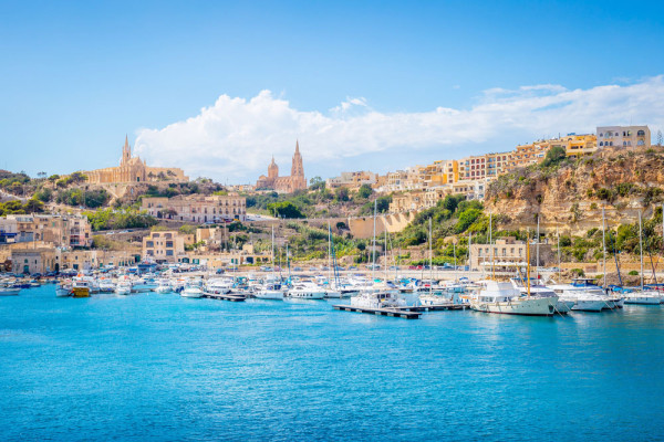 Un lucru care ne va atrage imediat atentia este ca, desi ambele insule au o istorie si dezvoltare similara, insula Gozo este cu siguranta mai verde si mai pitoreasca decat Malta.