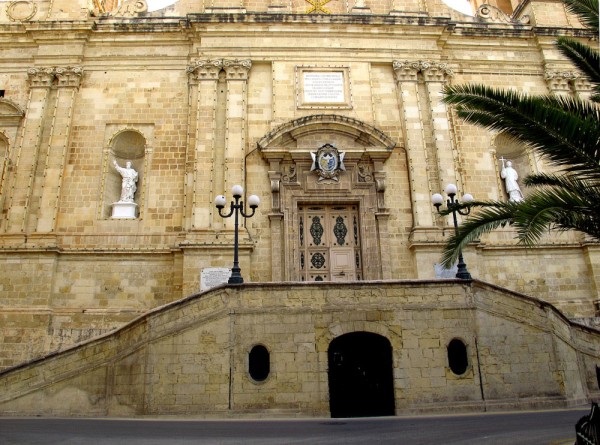 cu o oprire in Vittoriosa – prima casa a Cavalerilor Ordinului Ioanit – unde vom vizita Palatul Inchizitorului,