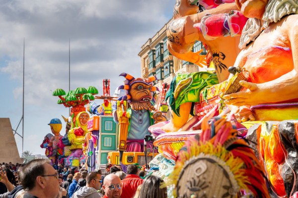 Sarbatoarea debuteaza cu Parada Regelui Carnaval. Carele alegorice si trupele de muzica pornesc pe Strada Republicii si inainteaza pana in Piata St. George's din Valletta