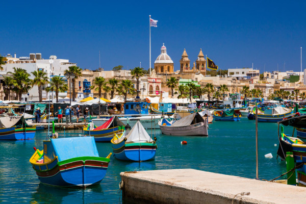 Vom continua apoi cu pitorescul satuc de pescari Marsaxlokk unde ne vom relaxa privind marea si admirand cunoscutele barcute malteze numite „luzzu” pictate in traditionalele culori rosu, albastru si galben.