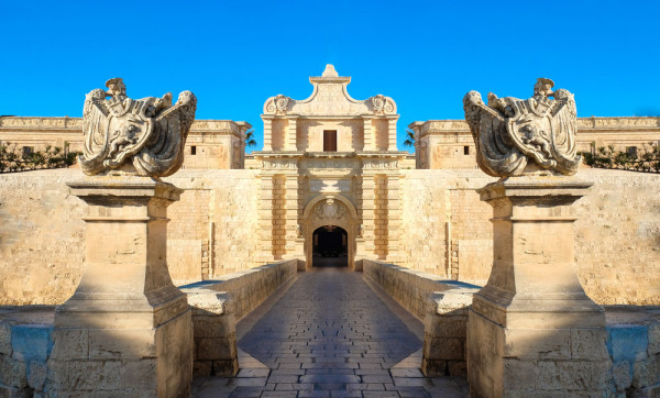 Mdina–vechea capitala a Maltei, “orasul tacut” cum mai este cunoscut. In acest mic orasel cu strazi inguste, in totalitate pietonal, ne vom plimba pe langa bastioanele impozante de unde vom avea o vedere panoramica asupra intregii insule