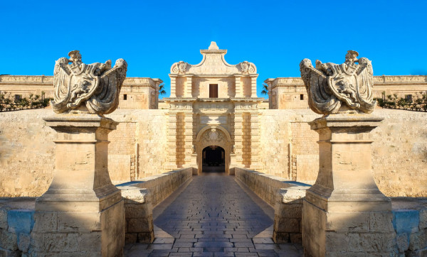 Mdina–vechea capitala a Maltei, “orasul tacut” cum mai este cunoscut. In acest mic orasel cu strazi inguste, in totalitate pietonal, ne vom plimba pe langa bastioanele impozante de unde vom avea o vedere panoramica asupra intregii insule