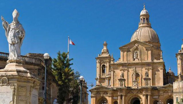Continuam apoi cu satul traditional Siggiewi a carei piata centrala e dominata de Catedrala Sf. Nicolae.