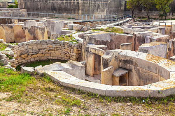 Continuam cu o calatorie in timpurile stravechi vizitand Templele Megalitice Hagar Qim – un grup de temple care datorita starii lor de conservare foarte buna ne aduc o dovada a iscusintei si a abilitatilor artistice a stramosilor indepartati.