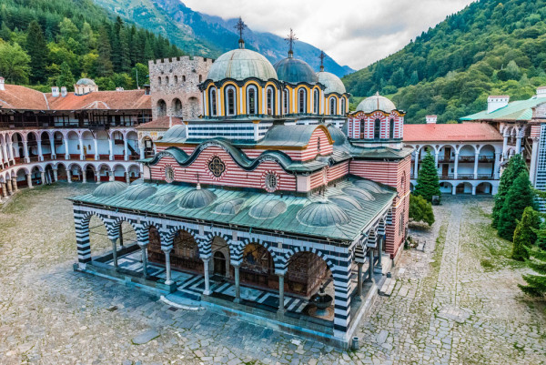 Manastirea are o arhitectura unica si se infatiseaza din exterior ca o adevarata fortareata cu ziduri inalte de aparare.