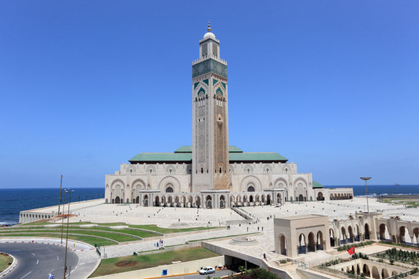 Vom vizita Marea Moschee Hassan II–simbolul orasului, a carei constructie a fost finalizata in anul 1993.