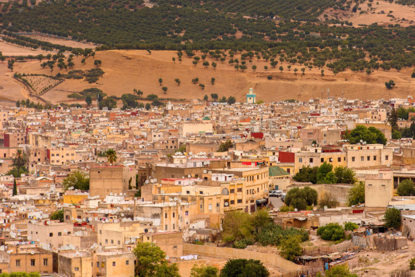 Tur de oras Fes-unul dintre cele patru orase imperiale ale Marocului. Initial o mica asezare pe malurile raului cu acelasi nume, Fez are in prezent trei parti distincte care se intind pe dealurile din jur.