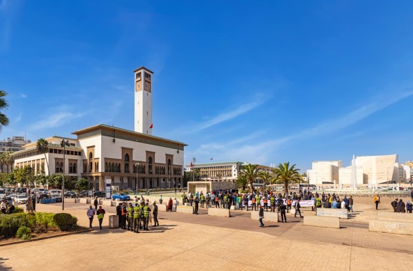 Ne plimbam apoi, de-a lungul Cornisei si ajungem in cartierul Habous, cu numeroase souk-uri.