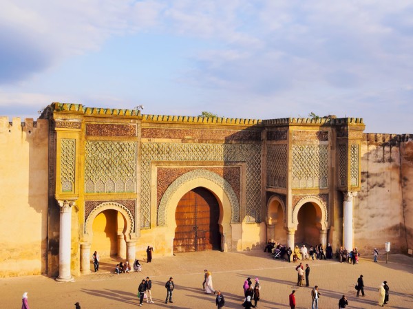 Poarta Bab el-Mansour este strajuita de doua monumentale coloane corintice din marmura.