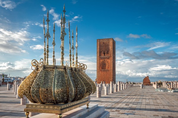 Veti admira pe exterior: Turnul Hassan–construit in perioada regelui Almohadic.