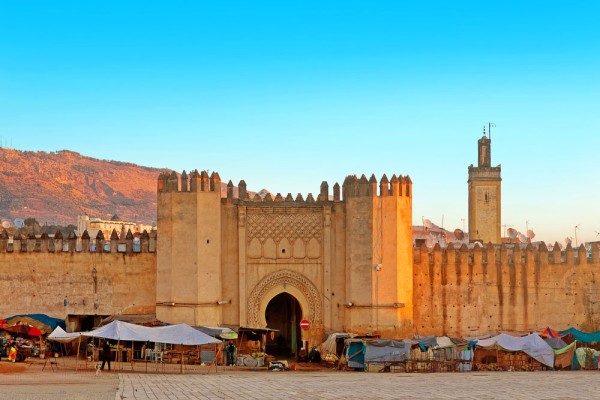 Veti intalni un stil de viata total necunoscut si fascinant. Medina, aici impartita in doua