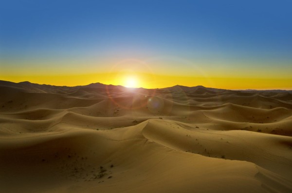Ne trezim dis-de-dimineata pentru a admira rasaritul de soare in desert in cadrul unei plimbari cu jeepurile