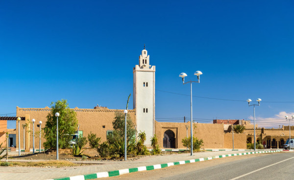 care ne vor duce pana in Merzouga. Legenda spune ca atunci cand o familie bogata a refuzat sa fie ospitaliera cu o femeie amarata si fiul sau, Dumnezeu s-a maniat si i-a ingropat sub dune de nisip, dand nastere oraselor gemene Hassi Labied si Merzouga