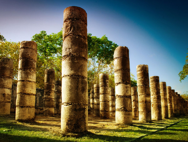 O padure de coloane sculptate-Grupul celor o Mie de Coloane-ce ocupa o piata mare, de 142/155 m.