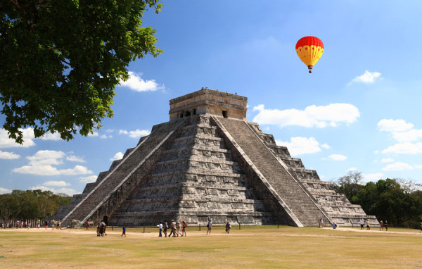 Oprire la Chichén Itzá - un urias sit arheologic pre-columbian construit de civilizatia Maya si aflat in partea central-nordica a peninsulei Yucatán.