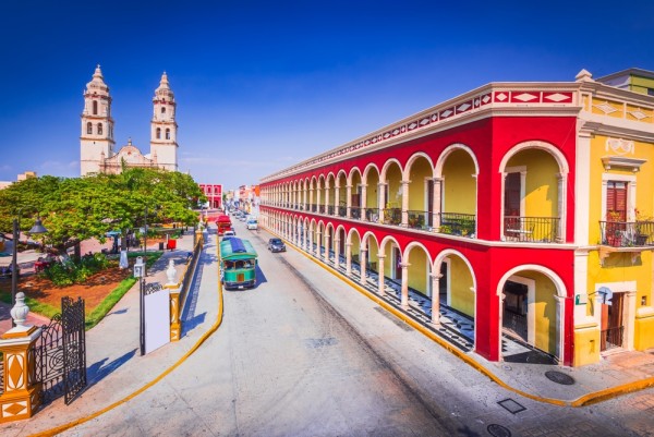 Pornim intr-un scurt tur panoramic al orasului Campeche, fondat de spanioli in Sec al XVI-lea, pe coasta din Golful Mexicului.