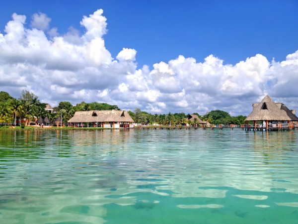 Azi, plecam spre Laguna Bacalar, pe care cei fascinati de diferitele nuante ale apei, au numit-o Laguna cu 7 culori.