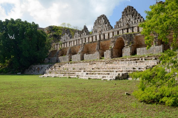 Ne indreptam apoi, catre orasul Uxmal care adaposteste un sit arheologic mayas important, alcatuit din mai multe edificii,