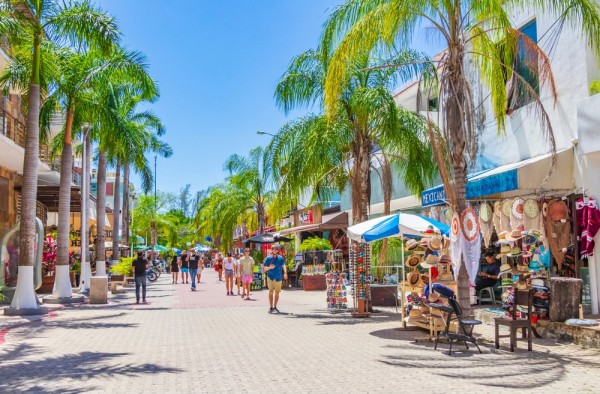 Apoi, ne deplasam catre Playa del Carmen, unde admiram cea mai cunoscuta strada, Fifth Avenue, sau La Quinta - cum o numesc localnicii.