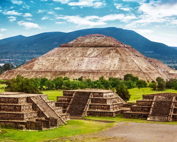 Plecare spre Teotihuacan-oras vechi aztec localizat la 65 km de capitala. Orasul se intindea pe 30 kilometri patrati. Teotihuacan a devenit cel mai mare oras mexican pre-hispanic, cu o populatie de aproximativ 200.000 de oameni.