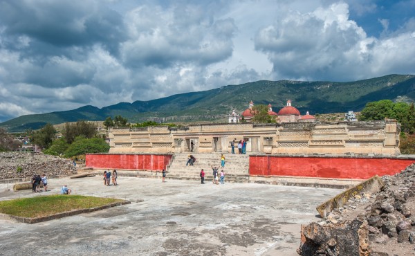 Veti incheia ziua cu vizita la Mitla unde se afla 4 situri arheologice
