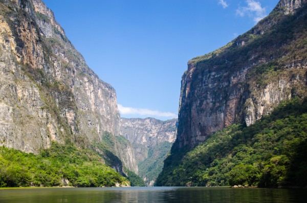 Vom continua apoi cu un tur al Canionului Sumidero cu barca.