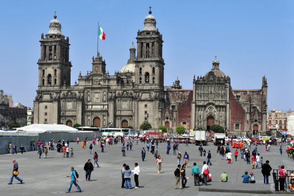 Tur de oras Mexico City. In Ciudad de Mexico exista doua zone care au fost declarate Patrimoniu Mondial de catre UNESCO. Primul, Centrul Istoric (Centro Historico) cu cladirile istorice si religioase precum Catedrala Metropolitana