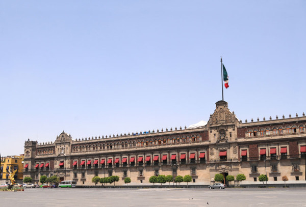 si Palatul National (Palacio Nacional), cu picturi murale spectaculoase care descriu istoria Mexicului.