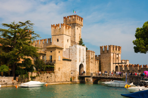 Veti intra in orasul vechi fortificat, Sirmione. Puteti vizita Castelul Scaligero sau puteți inconjura zidurile lui, cu vederi spectaculoase asupra lacului Garda.